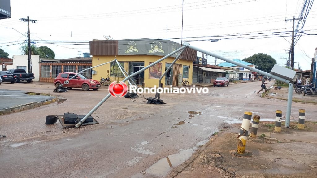 ASSISTA: Caminhão derruba semáforo no meio de cruzamento e causa transtorno no trânsito