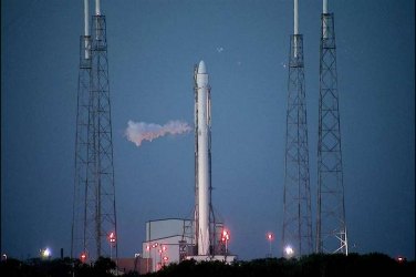 Foguete SpaceX Falcon explode minutos depois da decolagem