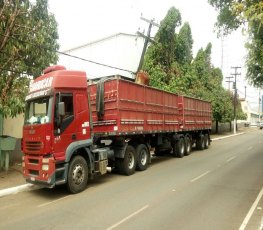 CAOS: Carreta destrói poste e deixa moradores sem energia