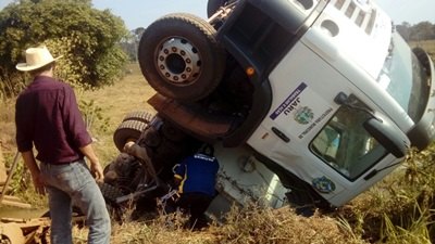 Caminhão da prefeitura carregado de calcário cai em ponte 