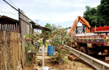 Troca de postes no bairro Nacional deixa casas sem linha telefônica e telhas quebradas - Fotos