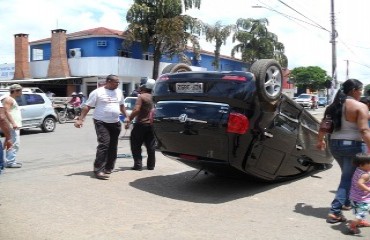 Motorista avança preferência e provoca capotamento em via movimentada da capital - Fotos