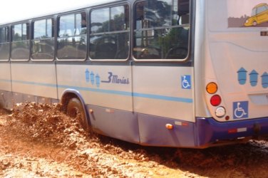 CENA DA CIDADE - Ônibus atravessam lameiros em vias destruídas da capital