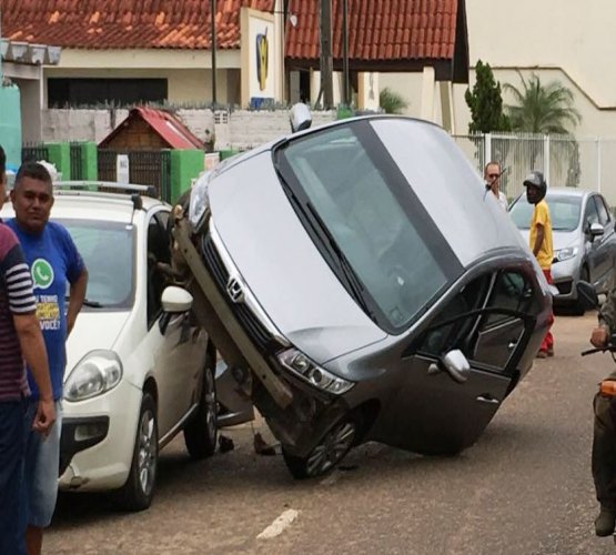 Motorista abandona veículo após ‘montar’ em carro estacionado