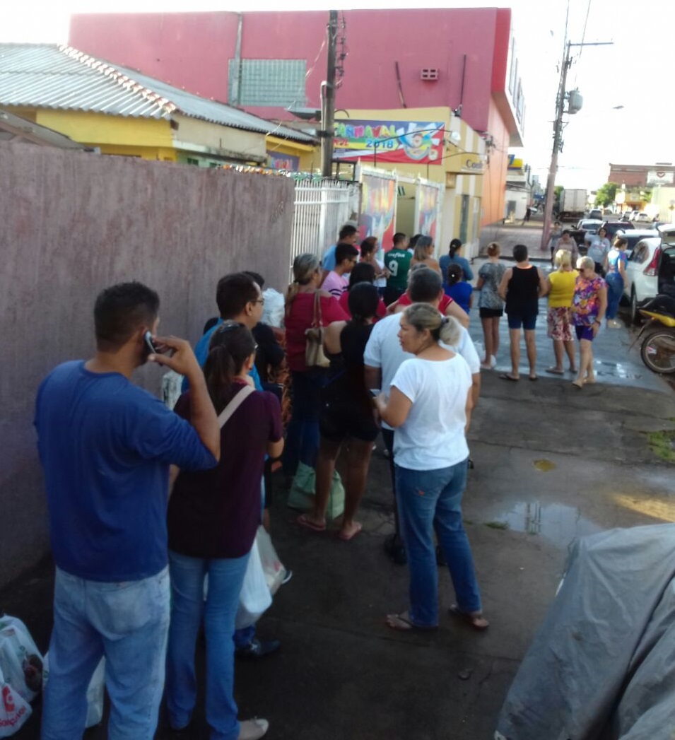 Multidão forma fila para garantir chapéu da BVQQ