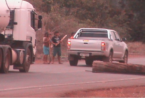 Amigos são mortos após atirarem em grupo de índios que cobrava pedágio