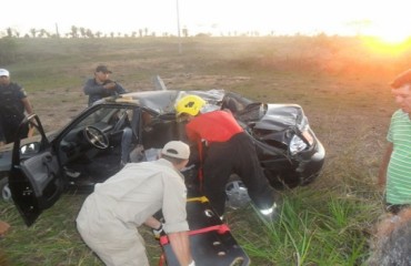 GUAJARÁ-MIRIM -  Motorista perde controle de veiculo e capota na BR 425 - Fotos