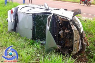 Veículo capota várias vezes após passar por areia na pista