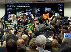 Por 38 a 27 votos, comissão aprova relatório pró-impeachment