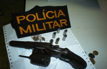 Rouba e ao ver viatura da PM foge deixando a moto, droga e arma