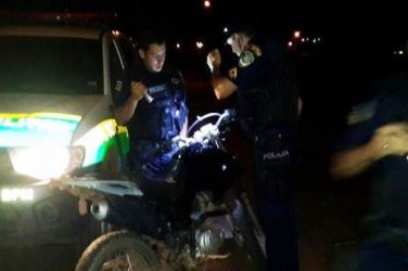 FLAGRANTE - Jovem é preso conduzindo moto roubada pela BR para vender em Guajará