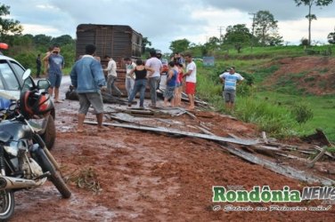 Caminhão carregado de boi tomba na RO 383