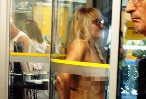 Mulher que ficou nua em banco diz que segurança foi rude: 'Desrespeito'