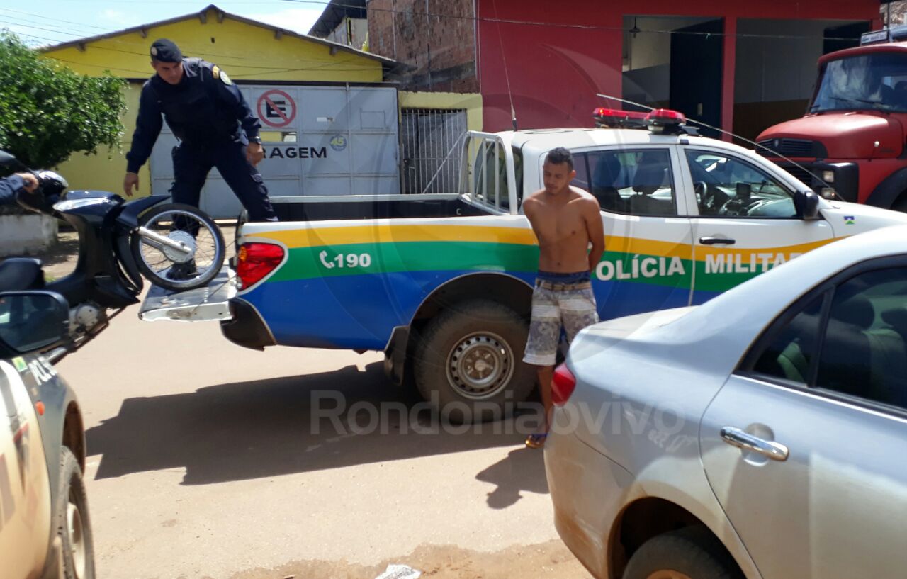 FLAGRANTE: Suspeito é preso escondendo moto roubada em matagal