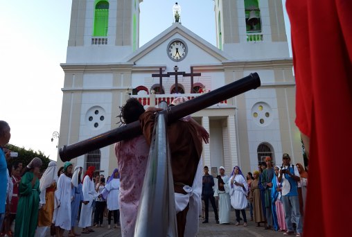 FÉ - Fiéis celebram com procissão a Paixão e morte de Jesus Cristo - Confira FOTOS
