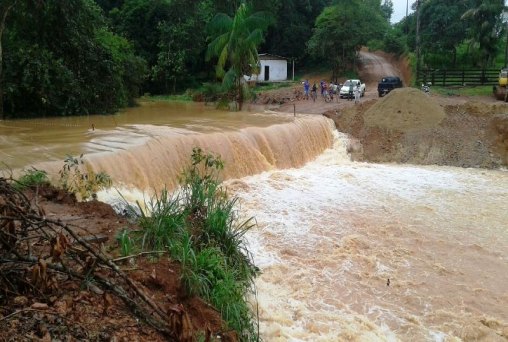 TEMPORAL – Moradores estão isolados no Areia Branca