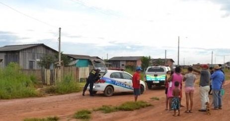 Avó e neto são mortos a facadas dentro de casa 