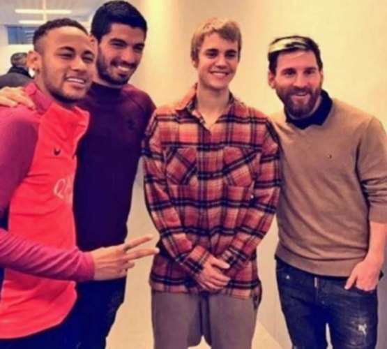 Justin Bieber reencontra Neymar em treino do Barcelona