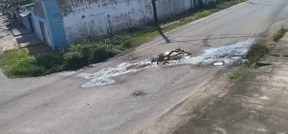 EM PORTO VELHO: Morador denuncia lançamento de água de fossa em via pública