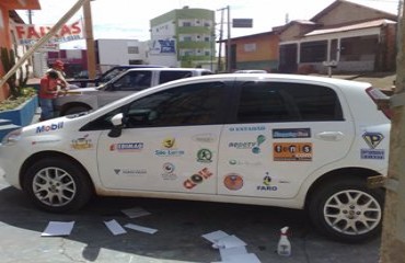 Tudo pronto para a 2º edição do Rally Universitário; carros estão sendo adesivados na Promove Brindes