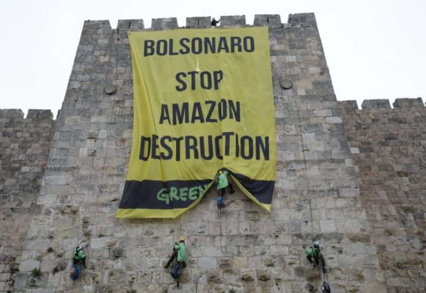 PROTESTO: Greenpeace cobra Bolsonaro em Israel: “Pare a destruição da Amazônia”