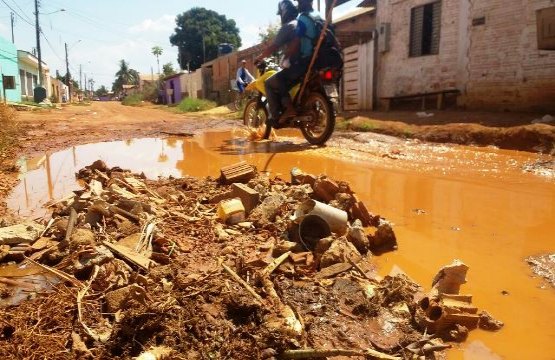 DESCASO - Trecho da Abunã no bairro Aponiã está abandonado 