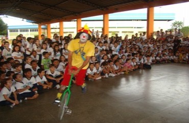 SESI Escola PVH comemora Dia do Circo com mini espetáculo para 600 alunos