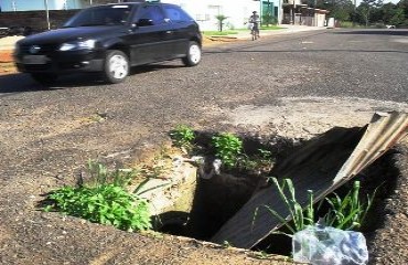 CENA DA CIDADE – Moradores sinalizam buraco do bairro Arigolândia há mais de cinco anos e gestão municipal nada faz – Fotos