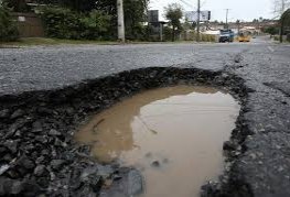 IRRESPONSABILIDADE MUNICIPAL - Mais um Motociclista quebra perna em buraco 