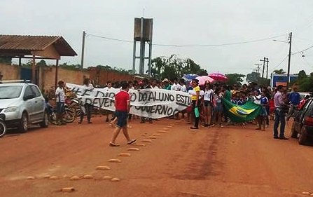 SEM EDUCAÇÃO – Comunidade protesta pela falta de transporte escolar