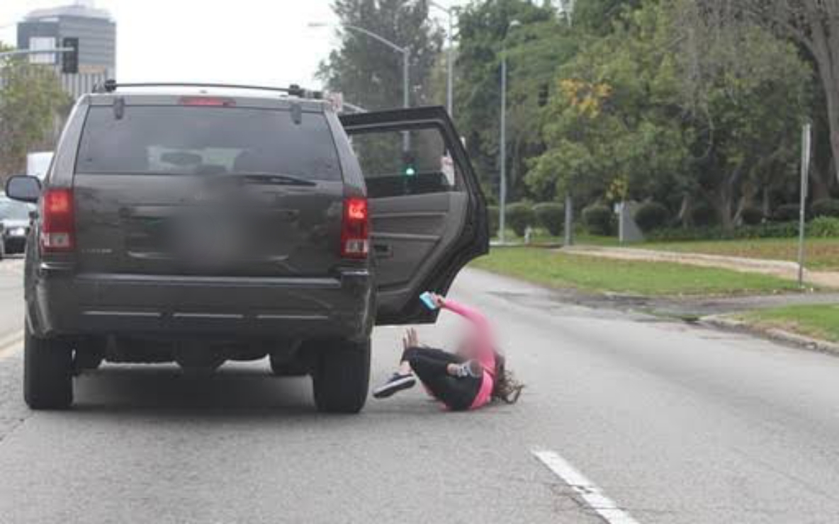 DESESPERADA: Mulher pula de carro em movimento para escapar de agressões do ex-marido