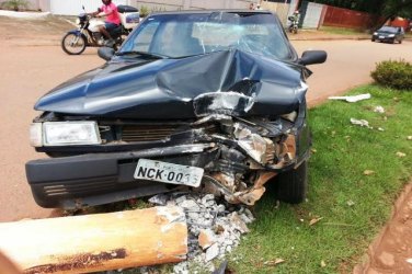 Motorista embriagado bate em poste na Rio Madeira