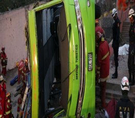 Ônibus de turismo tomba e deixa ao menos 9 mortos