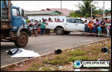 URUPÁ -  Acidente entre moto e caminhão deixa vítima fatal e outra com fratura exposta - Imagens Fortes