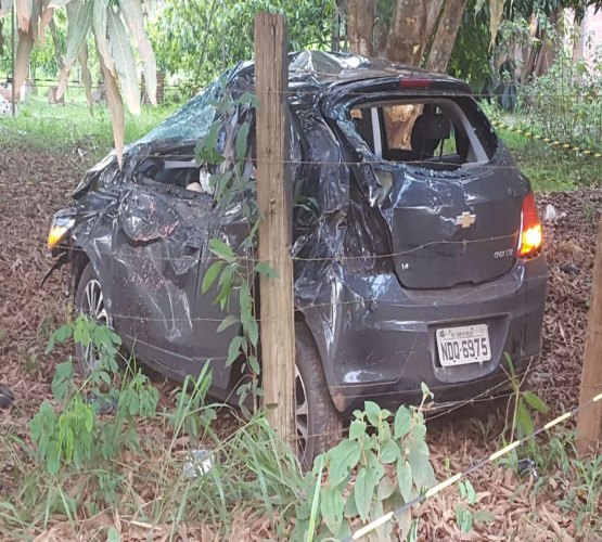 Homem morre ao perder o controle de veículo e capotar