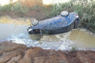 Carro cai em ribanceira após desviar de outro veículo