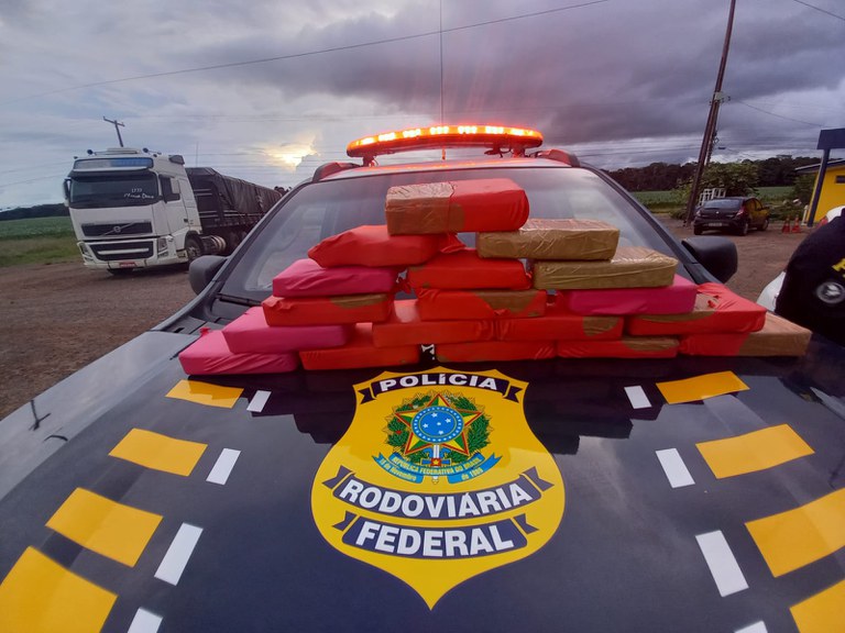 PRF encontra mais de 18 kg de cocaína em carro; droga é avaliada em R$ 2 milhões
