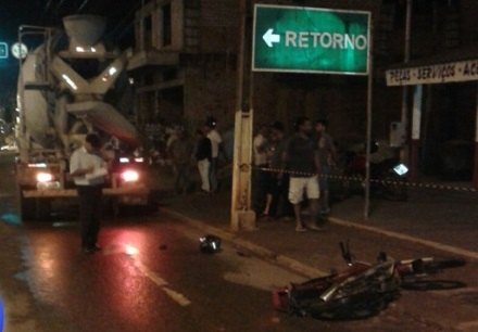 Motociclista morre ao se chocar com caminhão