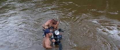 Motocicleta furtada há três semanas é localizada submersa no Rio Urupá