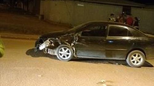 Motorista suspeito de embriaguez colide carro com caminhonete estacionada