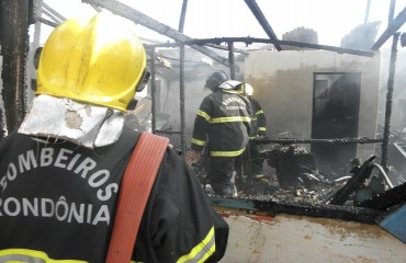 INCÊNDIO - Casa é destruída no bairro Nova Porto Velho - Fotos