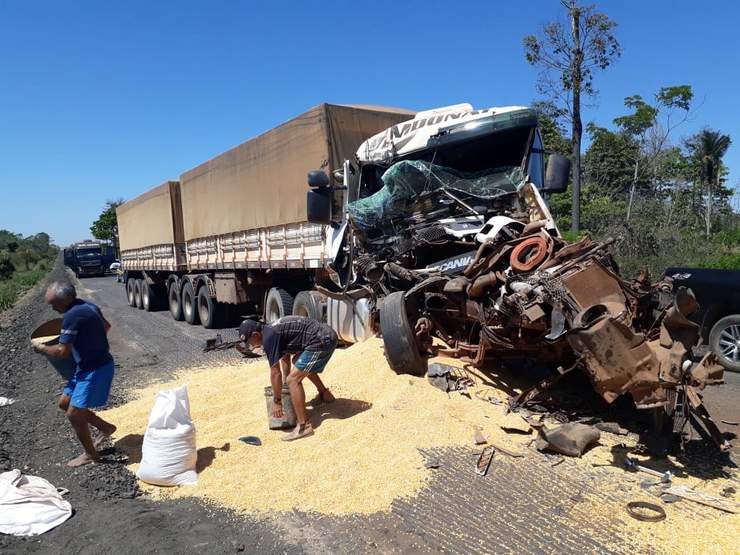 COLISÃO: Acidente na BR-364 entre duas carretas deixa uma delas totalmente destruída