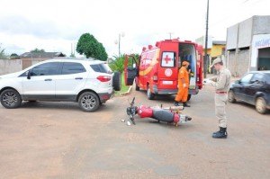 Ao desviar de ônibus, motorista provoca colisão com moto