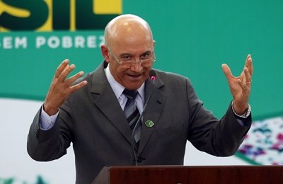 Como é fácil falar! - Por Confúcio Moura