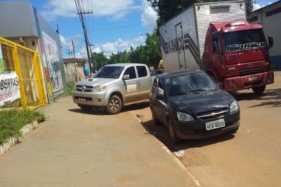 Caminhonete da SEDUC é flagrada deixando criança em escola particular