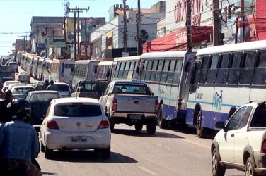 Trabalhadores do transporte coletivo fazem paralisação - FOTOS