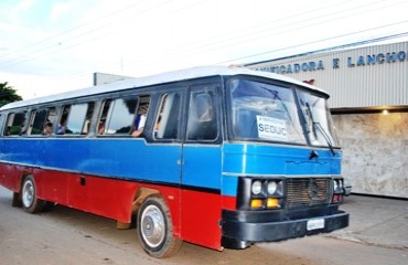 SUCATÃO - Ônibus velho transporta alunos da rede estadual de ensino a preço de novo