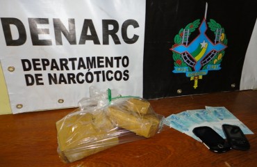 Dupla é presa pelo DENARC enquanto fazia negociação de maconha - FOTO