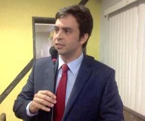 Léo Moraes critica Caerd por falta de saneamento e quebra de asfalto 