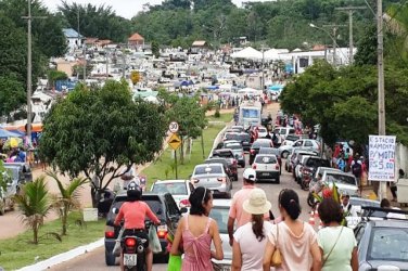 Parentes lotam cemitérios em dia de finados - FOTOS